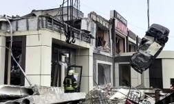 Capture réalisée à partir d'une photo transmise par le ministère russe des situations d'urgence, le 3 février 2024,  montrant les ruines d'une boulangerie après un bombardement dans la ville ukrainienne occupée de Lyssytchansk, dans l'est du pays