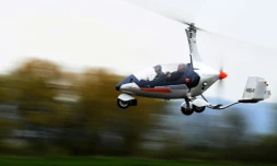 Le Tchèque Pavel Brezina (g) aux commandes de sa "gyrodrive", un mini-hélicoptère qui peut prendre la route, décolle d'un aéroport près de Pribram, le 17 mai 2017 en République Tchèque