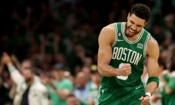 L'ailier des Celtics de Boston Jayson Tatum contre les Sixers de Philadelphie lors du match numéro 7 des demi-finales de la conférence Est de la NBA, le 14 mai 2023 au TD Garden de Boston