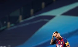 La déception de l'attaquant argentin de Barcelone, Lionel Messi, aprÚs la défaite de son équipe en quart de finale de la Ligue des champions face au Bayern Munich, à Lisbonne, le 14 août 2020