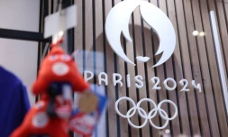 Le logo des Jeux olympiques et paralympiques de Paris 2024 s'affiche au Forum des Halles, en plein centre de la capitale, le 15 novembre 2022