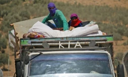 Des habitants fuient le 26 juin 2018 les violences dans les secteurs rebelles de la province de Deraa, dans le sud de la Syrie, où les forces du régime mènent lancé une offensive