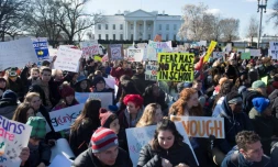Plusieurs dizaines de milliers d'élèves américains ont quitté leurs salles de classe le 14 mars 2018 pour exiger des mesures concrètes contre les armes à feu, notamment à Washington