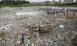 Des volontaires recherchent des restes humains dans une décharge du quartier de Mukuru, à Nairobi, le 14 juillet 2024
