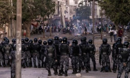 Des gendarmes sénégalais face à des manifestants, à Dakar, le 3 juin 2023 
