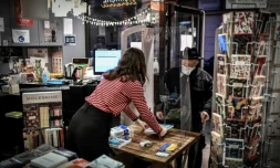 Un client vient retirer les livres commandés par internet dans une librairie parisienne le 31 octobre 2020. Le "click and collect" est autorisé lors de ce confinement.