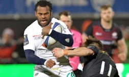 L'ailier de Clermont Alvereti Raka (g) tente d'éviter le plaquage de Chris Wyles (d) des Saracens, le 11 décembre 2017 à Londres
