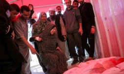 Des habitants de Gaza en pleurs à l'hôpital indonésien de Beit Lahia devant les corps de proches, tués par un bombardement israélien à Beit Lahia, dans le nord de la bande de Gaza, le 18 avril 2025