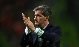 Le président du Sporting Portugal Bruno de Carvalho, applaudit ses joueurs à la fin du match contre SC Praiense en Coupe du Portugal, le 17 novembre 2016 à Lisbonne