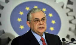 L'ex-Premier ministre grec Lucas Papademos, s'exprime lors d'une conférence à Athènes le 20 avril 2012