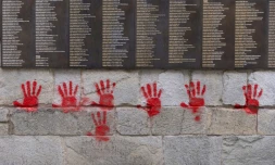 Des mains rouges taguées sur le Mur des Justes au Mémorial de la Shoah à Paris, le 14 mai 2024