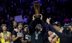 LeBron James, la star des Los Angeles Lakers, soulÚve le trophée avec ses coéquipiers aprÚs avoir remporté la premiÚre Coupe NBA, à Las Vegas, le 9 décembre 2023