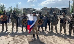 Capture vidéo postée sur Telegram émanant du service de presse Concord - société liée au patron du groupe paramilitaire russe Wagner Evguéni Prigojine - montrant M. Prigojine tenant un drapeau russe devant des combattants de Wagner à Bakhmout, dans l'est de l'Ukraine