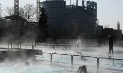 Des nageurs bravent le froid dans une piscine extérieure près du Parlement européen à Strasbourg le 26 février 2018