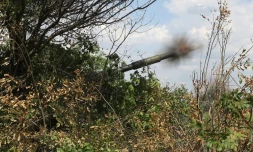 Des artilleurs ukrainiens font feu depuis leur position près de la ville de Lyssychansk, dans l'est de l'Ukraine, le 14 juin 2022