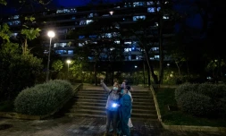 Des personnels soignants sont sortis pour les applaudissements quotidiens, à Barcelone le 13 avril 2020