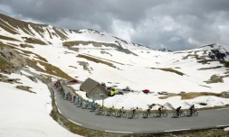 Le peloton sur le Col de la Bonette, le 28 mai 2016 lors de la 20e étape du 99e Giro d'Italia entre Guillestre et Sant'Anna di Vinadio