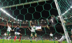 Le défenseur français Williams Gallas inscrit un but contre l'Irlande après une main de Thierry Henry lors d'un match de barrage pour le Mondial-2010, le 18 novembre 2009 au Stade de France