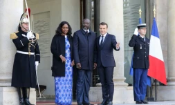 Emmanuel Macron accueille George Weah et son épouse Clar, à l'Elysee le 21 février 2018 à Paris
