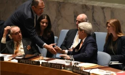 Poignée de mains entre les ministre russe des Affaires étrangÚres Serguei Lavrov et le Secrétaire d'Etat américain John Kerry le 18 décembre 2015 à l'Onu à New York