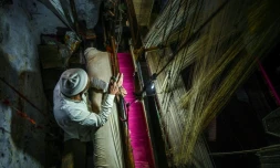 Tissage traditionnel d'un sari sur un métier à bras dans un atelier de Varanasi, le 20 novembre 2021 en Inde