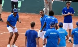 Yannick Noah et ses troupes savourent leur triomphe devant le Canada au 1er tour de la Coupe Davis, le 6 mars 2016 Ă Baie-Mahault