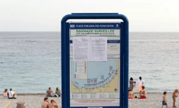 Un arrĂȘtĂ© municipal interdisant le port du burkini sur une plage de Nice, le 19 aoĂ»t 2016