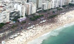 Vue aérienne de la parade du carnaval à Copacabana, le 25 février 2017 à Rio de Janeiro