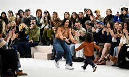 La créatrice allemande Chemena Kamali remercie le public après avoir présenté les créations de Chloé pour la collection Prêt-à-porter Femme Automne-Hiver 2024/2025 dans le cadre de la Fashion Week de Paris, à Paris le 29 février 2024.