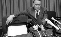 GĂŒnter Schabowski chargĂ© de l'information en Allemagne de l'Est, le 9 novembre 1989 lors de la confĂ©rence de presse au cours de laquelle il annonce l'ouverture des frontiĂšres
