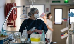 Une infirmiĂšre Ă l'hĂŽpital Emile-Muller de Mulhouse le 17 novembre 2020