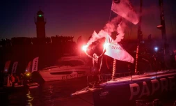 Le skippeur français Yoann Richomme, sur son monocoque Imoca 60 Paprec Arkéa, entre dans le chenal pour terminer à la deuxième place de la 10e édition du Vendée Globe, aux Sables-d'Olonne, le 15 janvier 2025