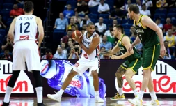 Le capitaine des Bleus Nicolas Batum défie Mitch Creek et Joe Ingles de l'Australie au Mondial à Nankin, le 9 septembre 2019