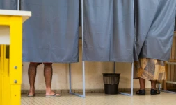 Des électeurs votent dans un isoloir au premier tour des législatives à Sainte Rose, en Guadeloupe, le 29 juin 2024