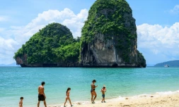 Touristes profitant de la plage Phra Nang de Krabi en Thaïlande le 30 octobre 2021