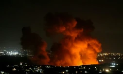 Un nuage de fumée s'élÚve de la région de Zawtar dans le sud du Liban aprÚs une frappe israélienne, le 21 septembre 2024