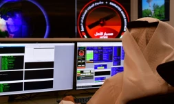 Un employé du centre spatial Mohammed Bin Rashid à Dubai, dans la salle de contrÎle dédiée à la mission Mars, le 5 juillet 2020