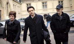 Ginette Villemin (g) et son mari MIchel Villemin (d) quittent le tribunal de Dijon, en France, le 24 février 2010