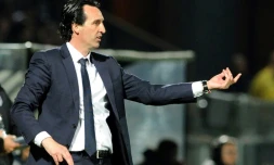 L'entraîneur du PSG Unai Emery donne des instructions lors du match face à Angers, le 14 avril 2017 au stade Raymond-Kopa