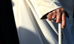 Le pape François tient sa canne à la basilique Notre-Dame de la Garde à Marseille, dans le sud de la France, le 22 septembre 2023