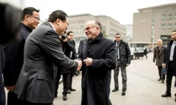 Le Premier ministre français Bernard Cazeneuve accueilli par le vice-ministre de l'Education Hao Ping à son arrivée le 21 février 2017 à l'université Beida à Pékin