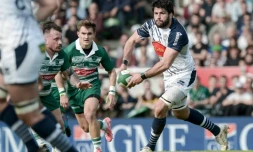 L'ailier d'Agen Vincent Farre fait une passe lors du déplacement à Pau en 24e journée de Top 14 le 14 avril 2018