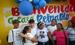 Reinardo Murillo accueilli chez lui par sa famille à son retour chez lui à San Fernando de Apure, le 26 février 2026,  après sa libération en vertu d'une loi d'amnistie au Venezuela
