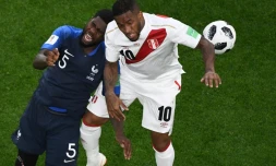 L'attaquant du Pérou Jefferson Farfan marqué par le défenseur français Samuel Umtiti à Ekaterinbourg, le 21 juin 2018