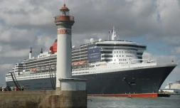 Le Queen Mary 2 arrive au port de Saint-Nazaire, le 24 juin 2017, pour participer à la régate The Bridge à travers l'Atlantique