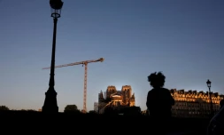 Vue de Notre-Dame de Paris, le 14 avril 2020 au lever du soleil, la veille de la date anniversaire de l'incendie
