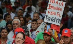 Des partisans du président vénézuélien Nicolas Maduro manifestent pour demander la démission de la procureure générale Luisa Ortega, le 2 juin 2017 à Caracas