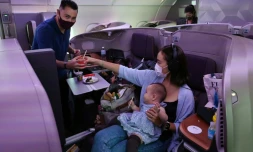 Un couple et ses enfants déjeune dans un A380 à l'aéroport Changi de Singapour, le 24 octobre 2020