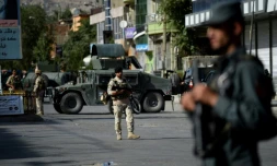 Des membres des forces de sécurité afghanes près du site d'une attaque suicide, le 25 août 2017 à Kaboul