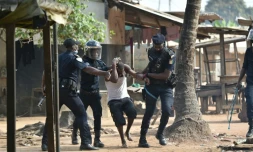 Des policiers arrĂȘtent un manifestant dans la commune de Yopougon, Ă Abidjan, le 13 aoĂ»t 2020.